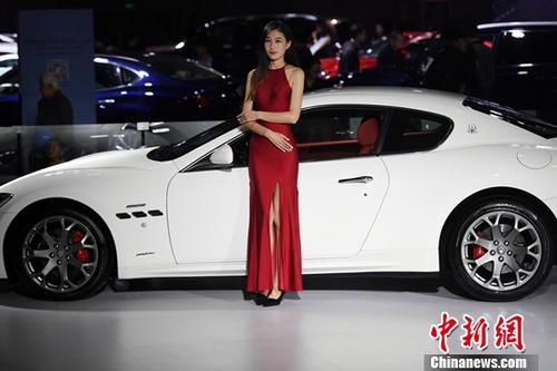 11月9日，2017第14屆中國西南（昆明）國際汽車博覽會在昆明滇池國際會展中心開展，市民欣賞了一場汽車盛宴。會展現(xiàn)場還展出了新能源汽車及機車。<a target='_blank' href='http://www.chinanews.com/'>中新社</a>記者李進紅攝