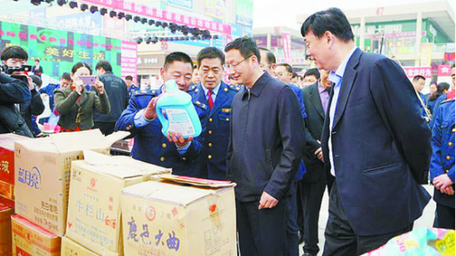 項(xiàng)城市消協(xié)、市工商局舉行國際消費(fèi)者權(quán)益日宣傳活動(dòng)