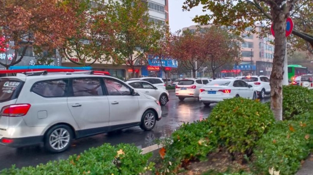 雨中道路擁堵，市民可繞行！