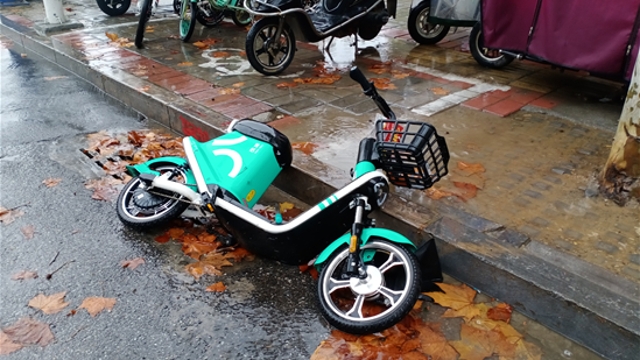 請(qǐng)把車子放好吧！