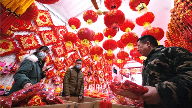 新年到！紅燈籠對(duì)聯(lián)市場(chǎng)俏