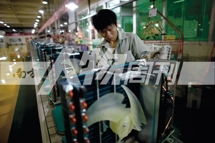 2010年5月10日，珠海格力電器工廠里，工人正在流水線上生產(chǎn)家用空調(diào)（方迎忠）