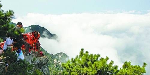  廬山云霧變幻莫測，常常轉瞬間便換了模樣。